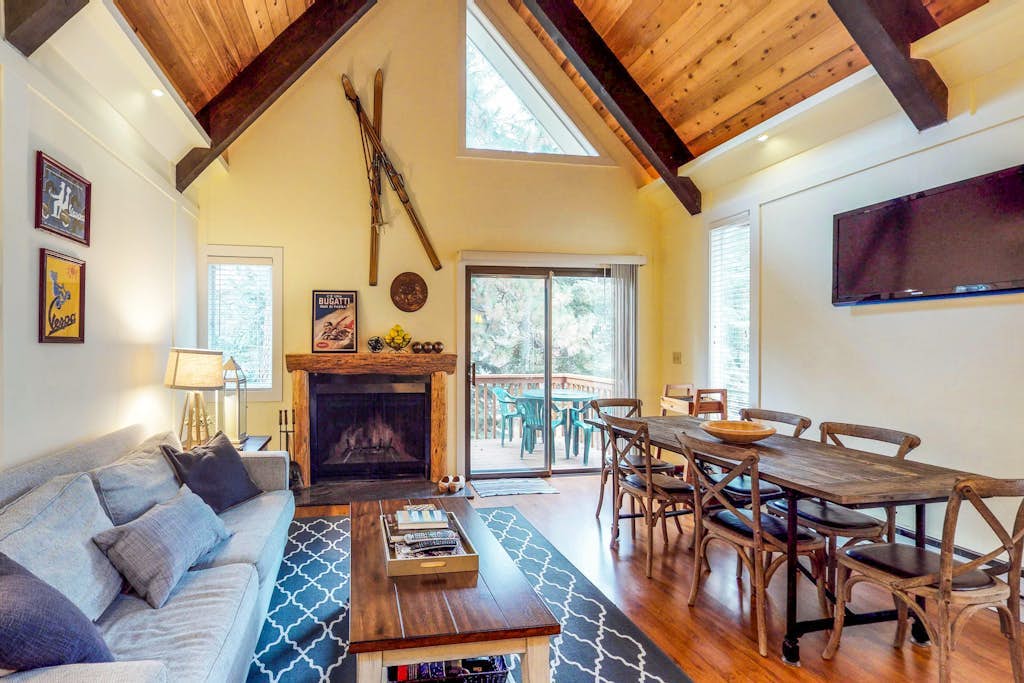 Beautiful & Spacious Townhome with Deck - Close to the Lake & Slopes
