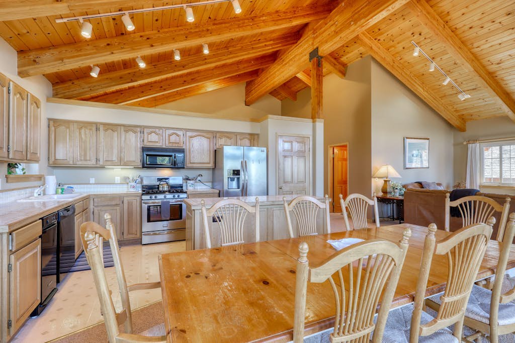 Dog-friendly chalet with amazing lake views & pool access - near lake & slopes