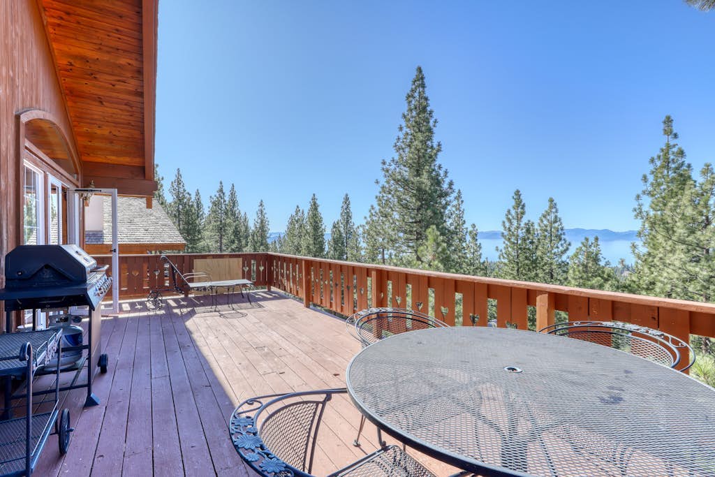 Dog-friendly chalet with amazing lake views & pool access - near lake & slopes