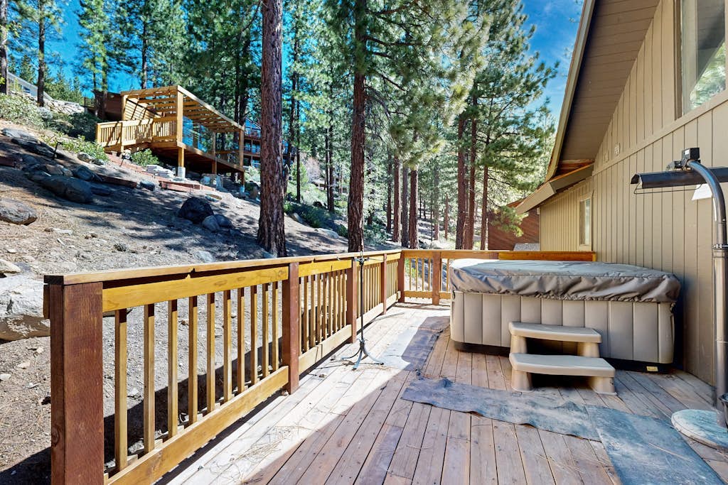 Amazing woodland home with private hot tub, fireplace & serene lake view deck