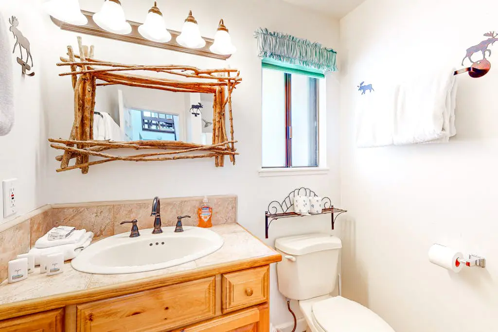 Two-Level Condo with Shared Outdoor Pool, Free WiFi, Fireplace, & washer&dryer