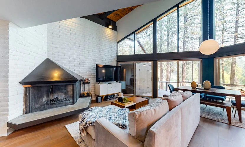Family-friendly, three-story townhouse with a furnished deck - close to the lake