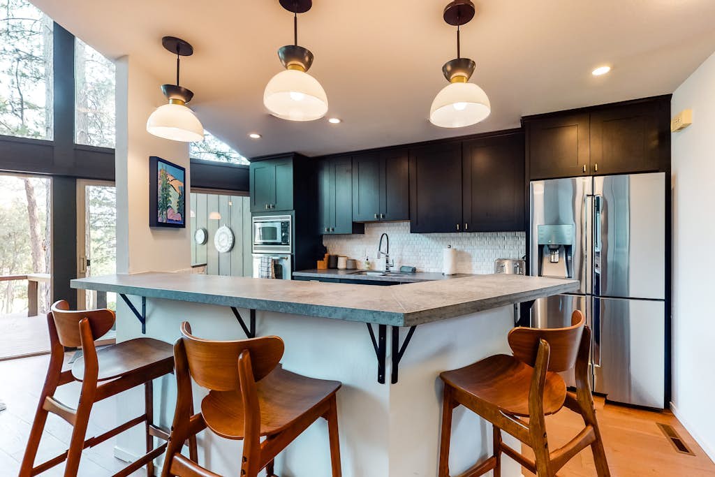 Family-friendly, three-story townhouse with a furnished deck - close to the lake