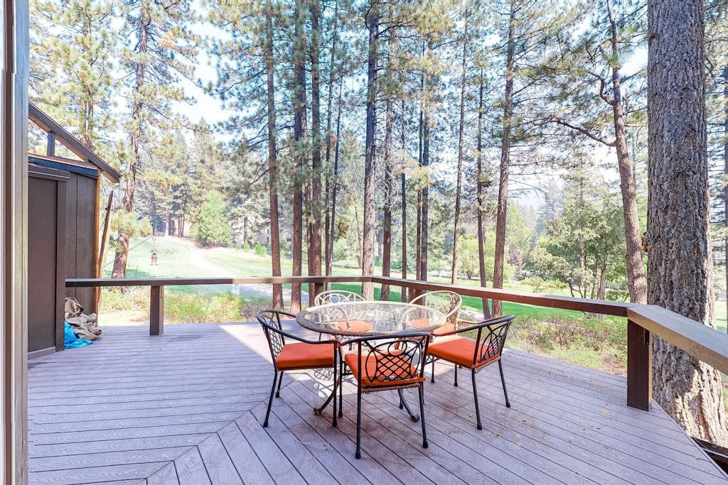 Family-friendly, three-story townhouse with a furnished deck - close to the lake