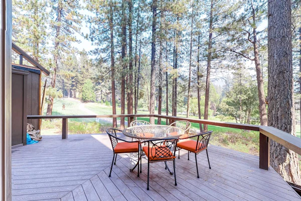 Family-friendly, three-story townhouse with a furnished deck - close to the lake