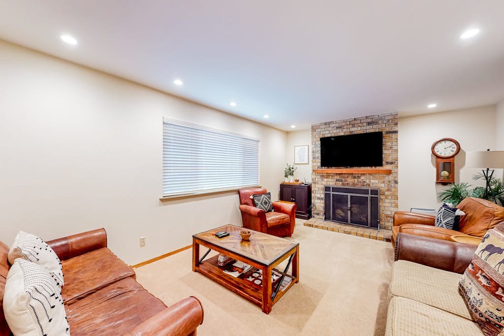 Relaxing house with WiFi, gas fireplace, & washer/dryer