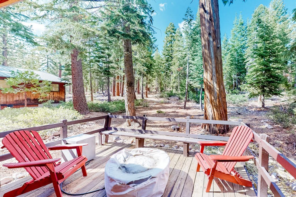 Relaxing house with WiFi, gas fireplace, & washer/dryer