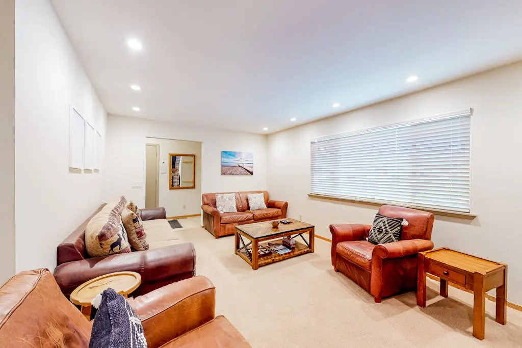Relaxing house with WiFi, gas fireplace, & washer&dryer