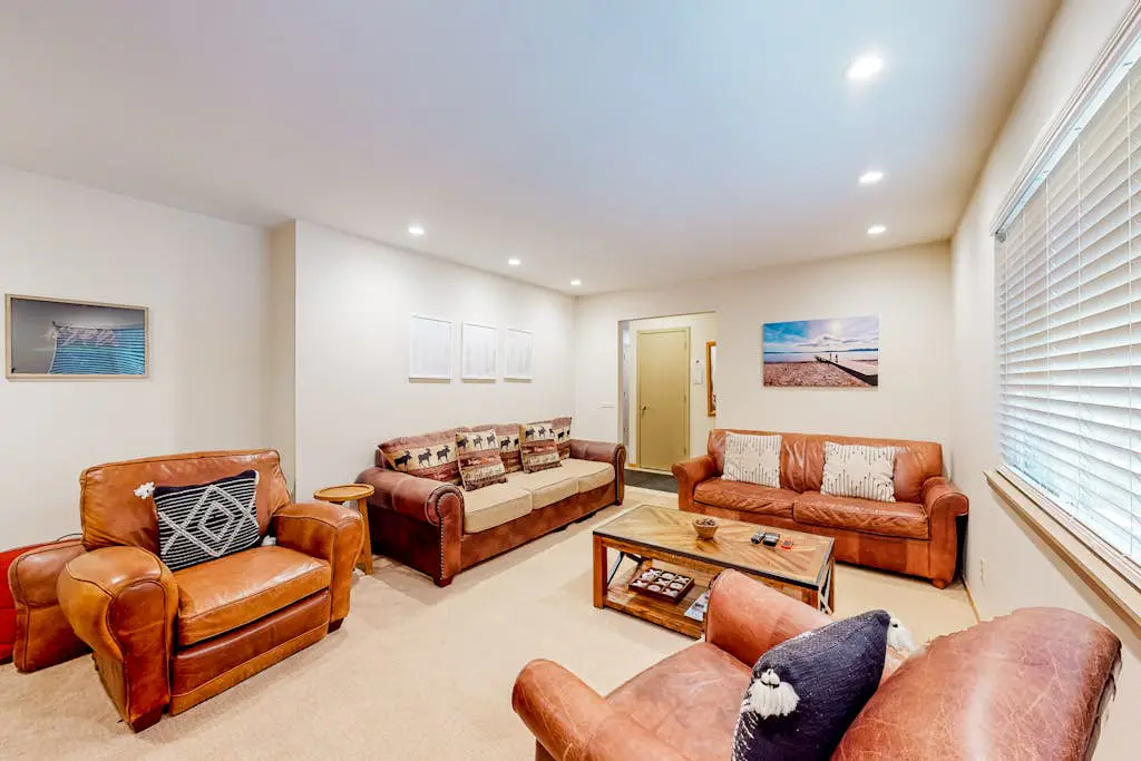 Relaxing house with WiFi, gas fireplace, & washer&dryer
