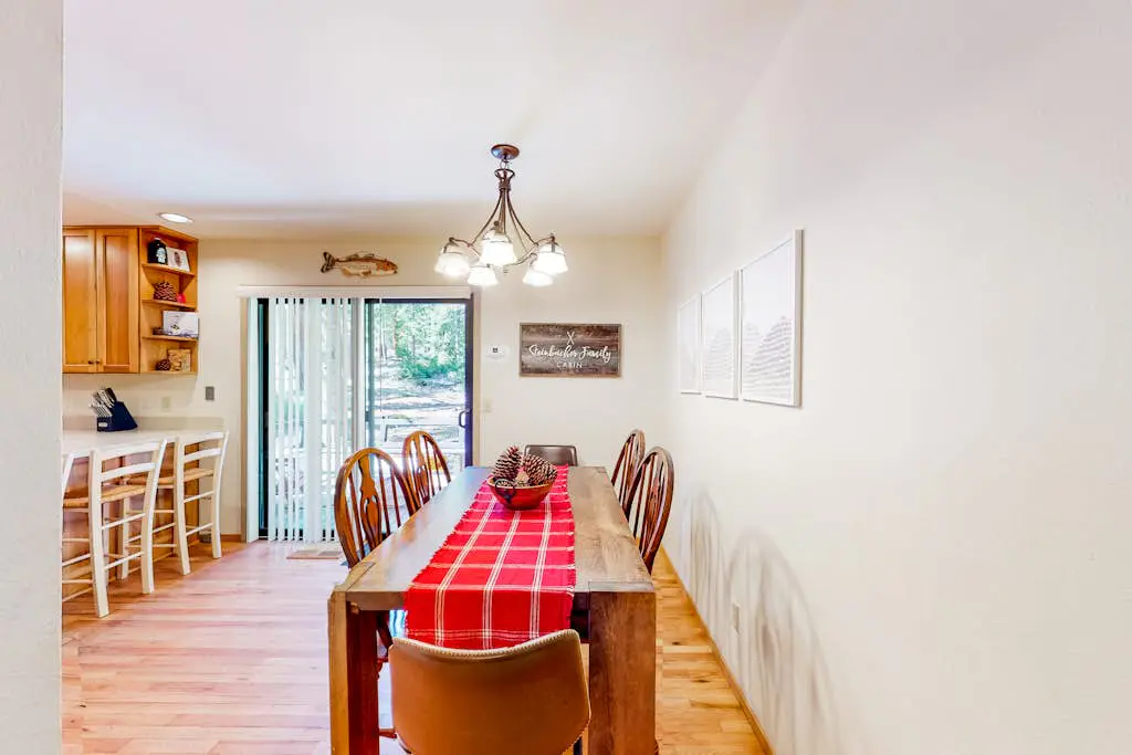 Relaxing house with WiFi, gas fireplace, & washer&dryer