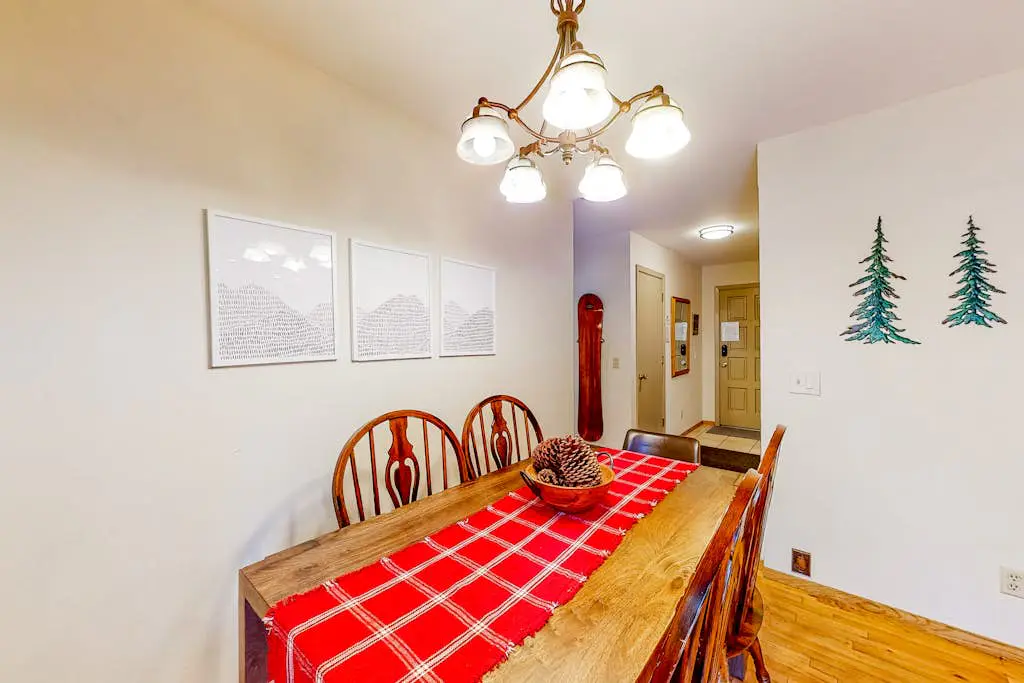 Relaxing house with WiFi, gas fireplace, & washer&dryer