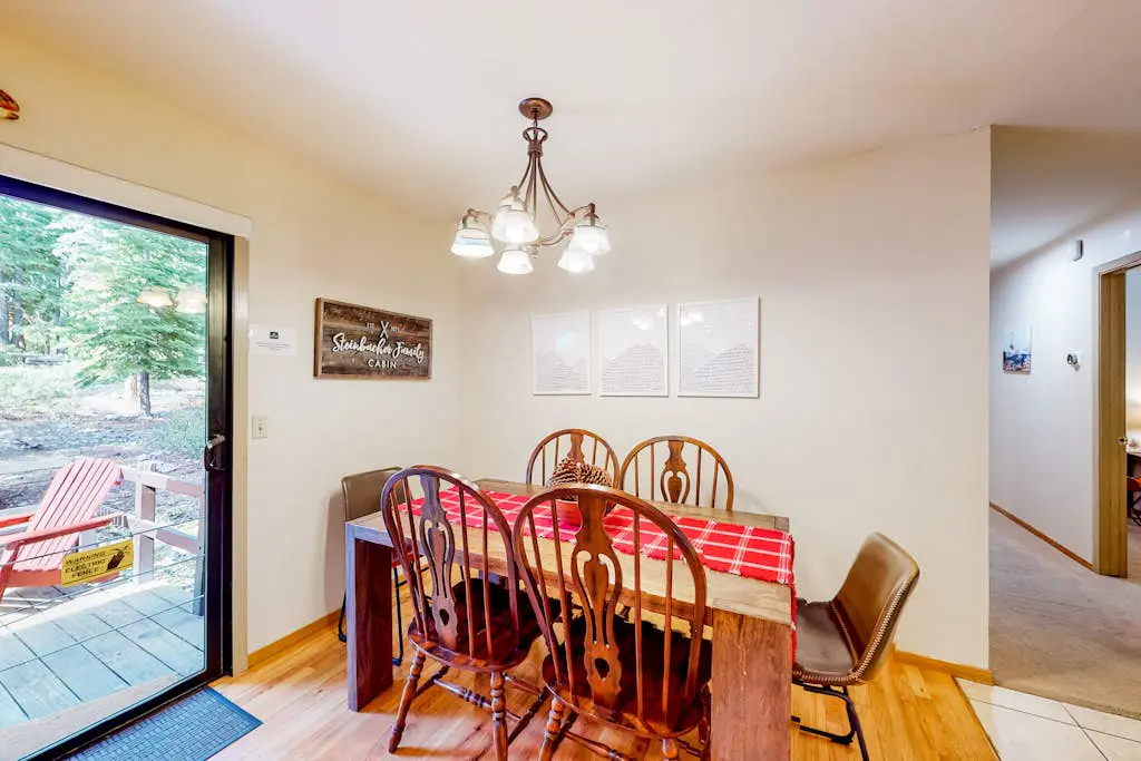 Relaxing house with WiFi, gas fireplace, & washer&dryer