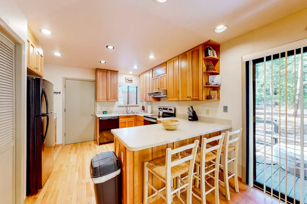 Relaxing house with WiFi, gas fireplace, & washer&dryer