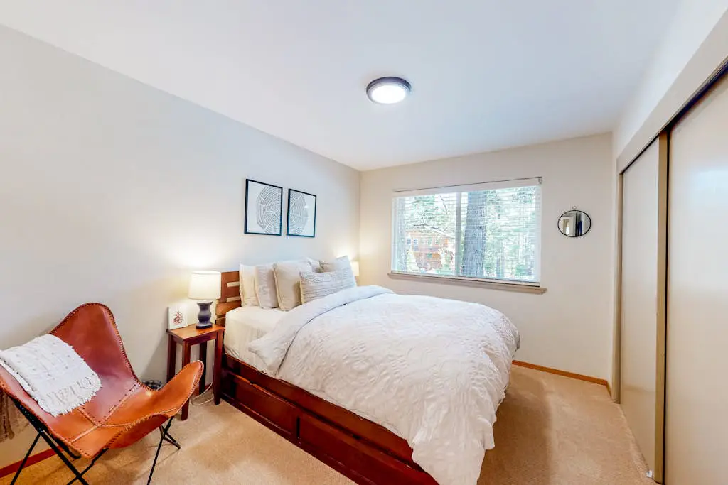 Relaxing house with WiFi, gas fireplace, & washer&dryer