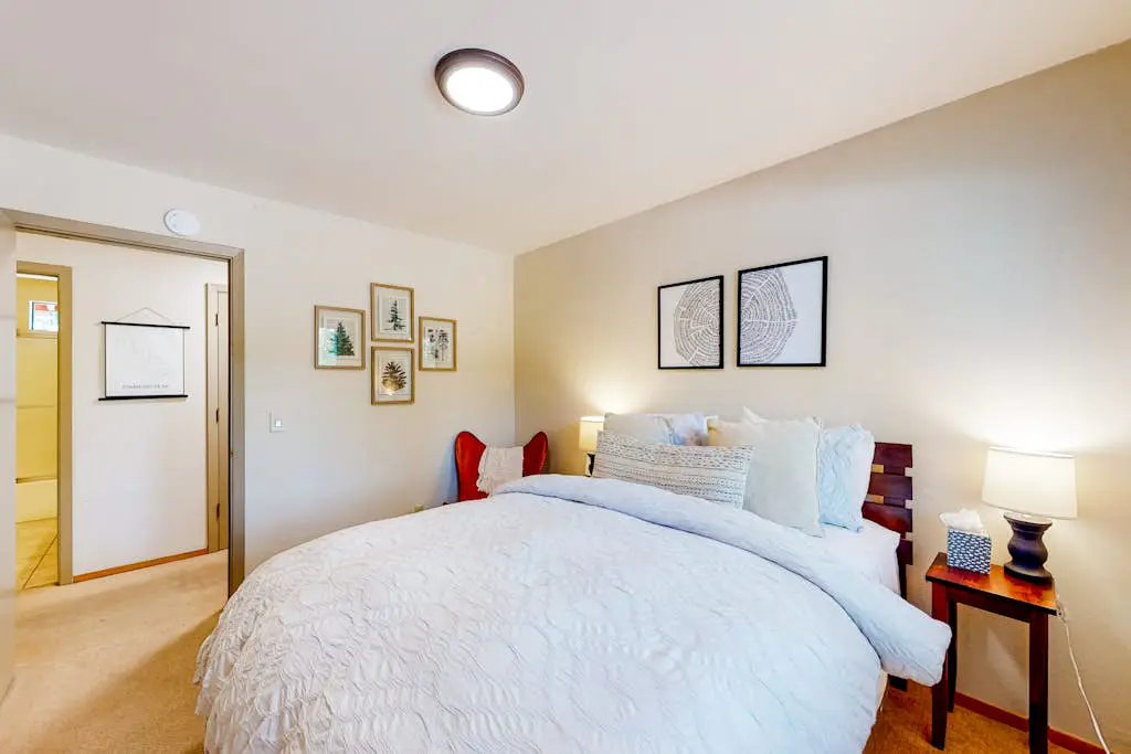 Relaxing house with WiFi, gas fireplace, & washer&dryer