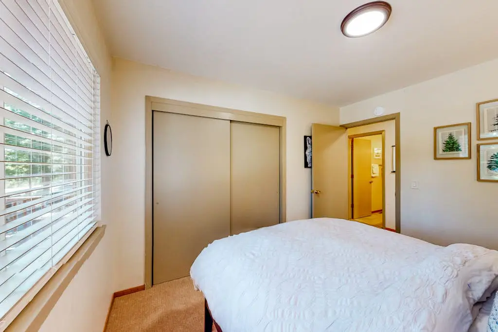 Relaxing house with WiFi, gas fireplace, & washer&dryer