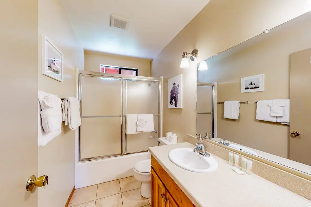 Relaxing house with WiFi, gas fireplace, & washer&dryer