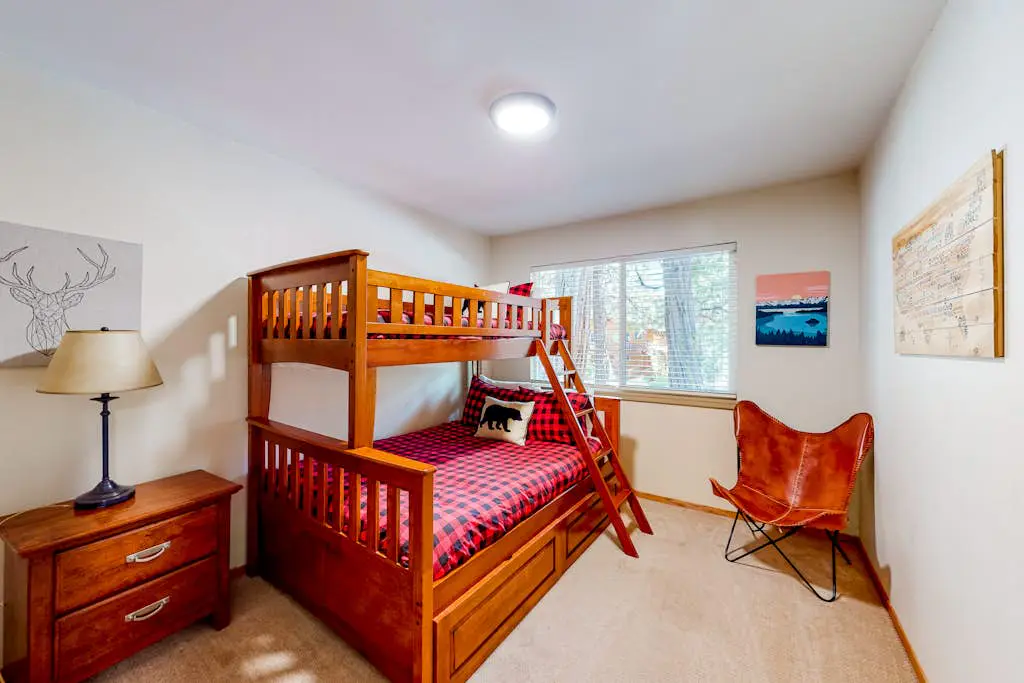 Relaxing house with WiFi, gas fireplace, & washer&dryer