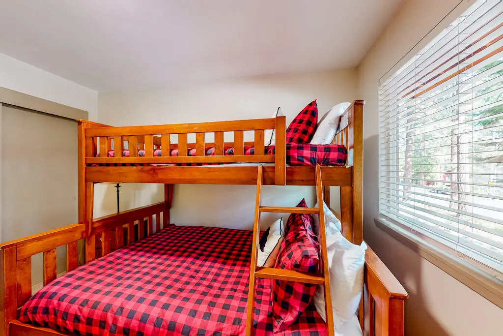 Relaxing house with WiFi, gas fireplace, & washer&dryer