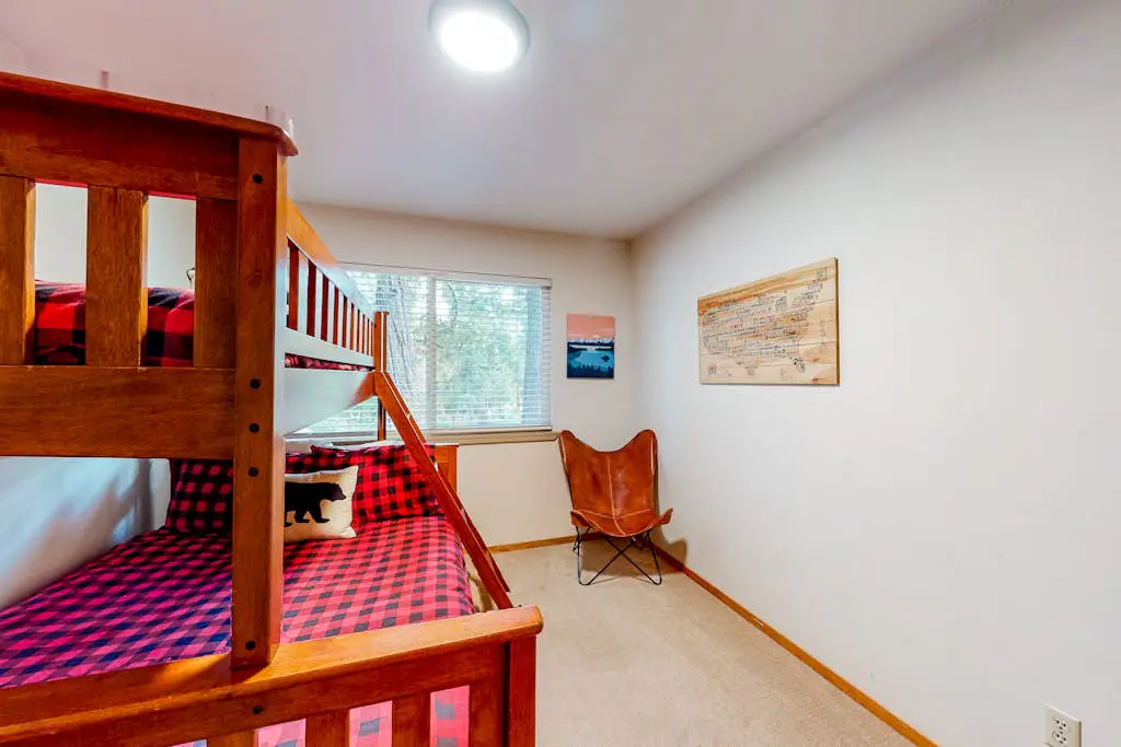 Relaxing house with WiFi, gas fireplace, & washer&dryer