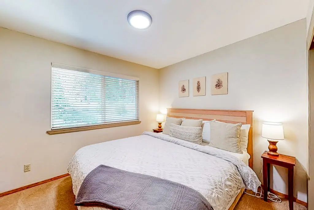 Relaxing house with WiFi, gas fireplace, & washer&dryer