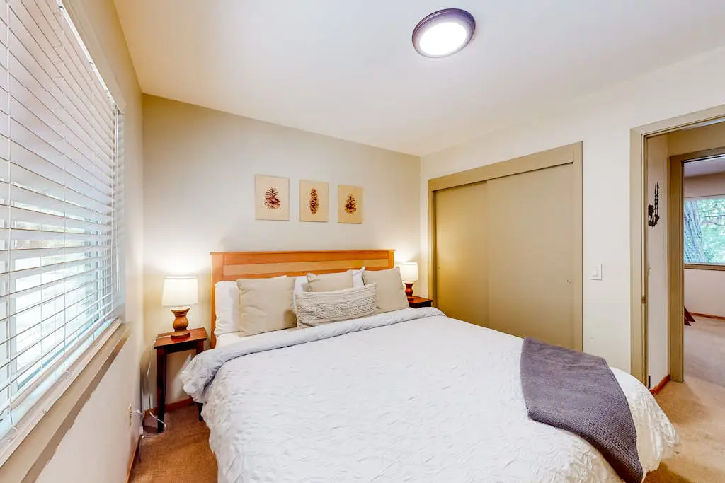 Relaxing house with WiFi, gas fireplace, & washer&dryer