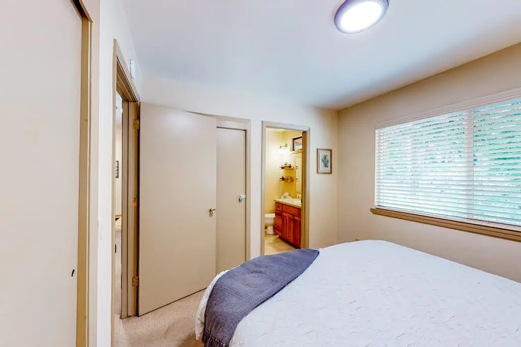 Relaxing house with WiFi, gas fireplace, & washer&dryer