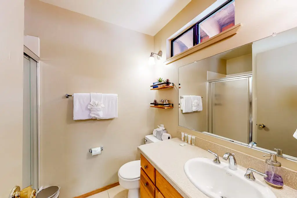 Relaxing house with WiFi, gas fireplace, & washer&dryer
