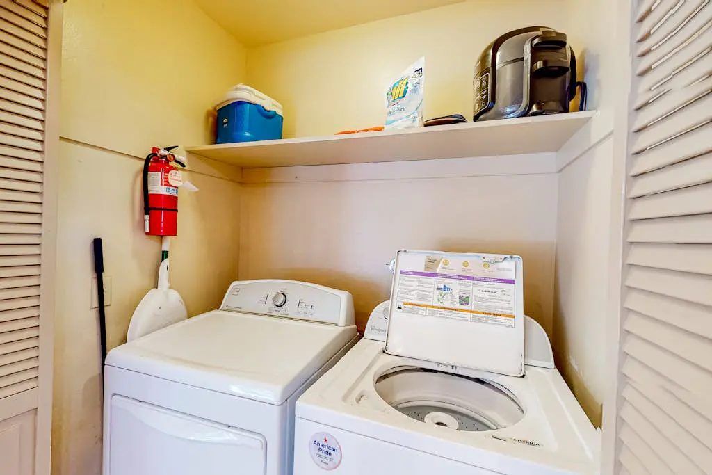 Relaxing house with WiFi, gas fireplace, & washer&dryer
