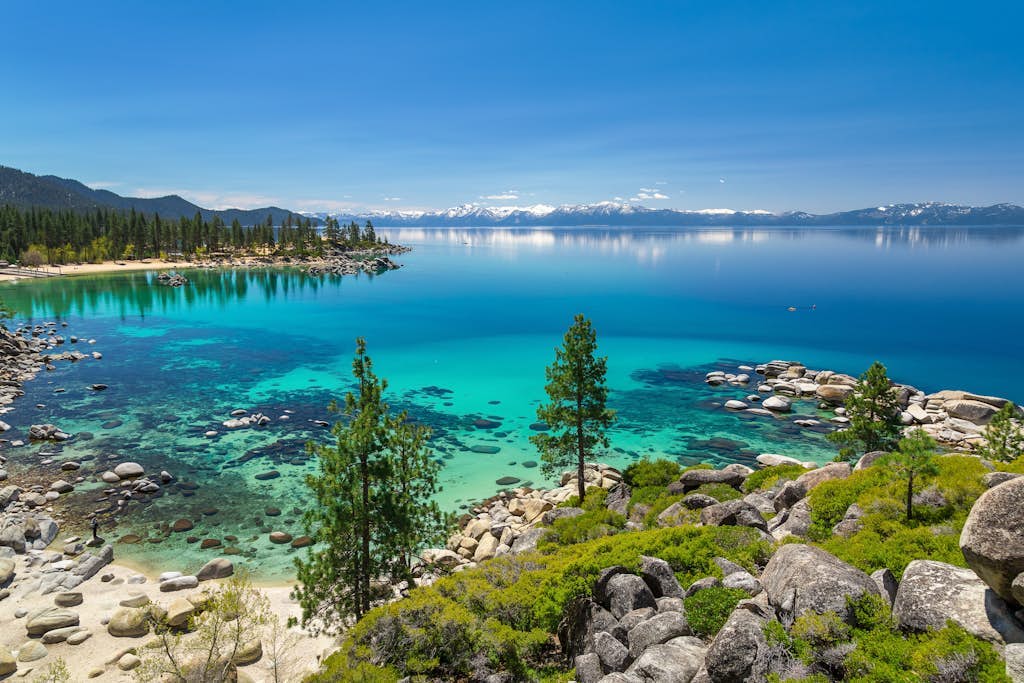 Cute cabin w/ spacious porch, walk to beach & dining, central to ski resorts