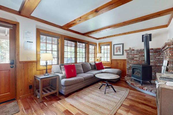 Cute cabin w/ spacious porch, walk to beach & dining, central to ski resorts