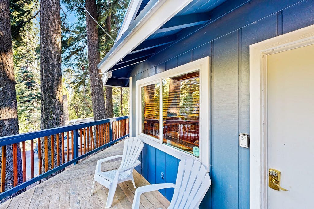 All-season cabin with wraparound deck - quick walk to the beach
