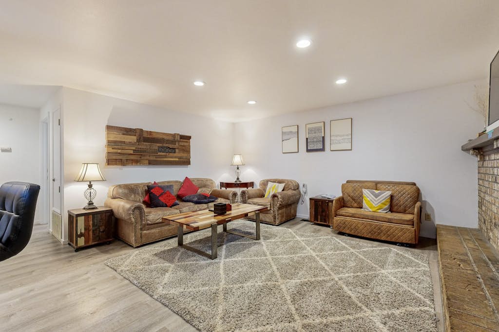 All-season cabin with wraparound deck - quick walk to the beach