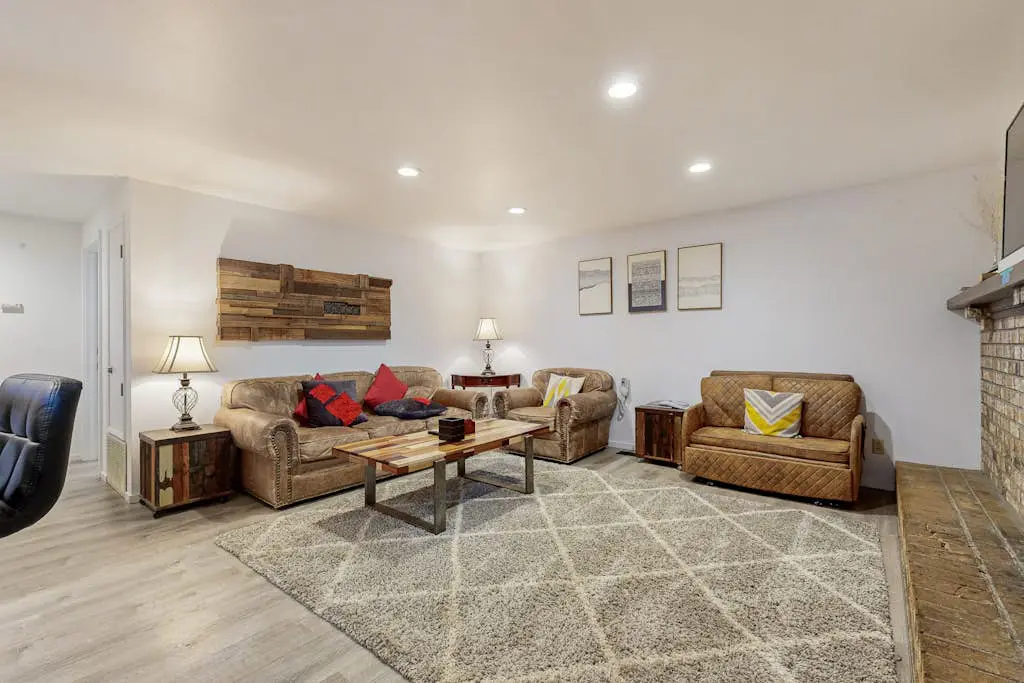 All-season cabin with wraparound deck - quick walk to the beach