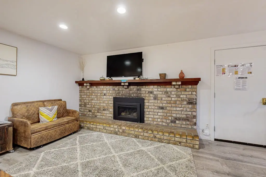 All-season cabin with wraparound deck - quick walk to the beach