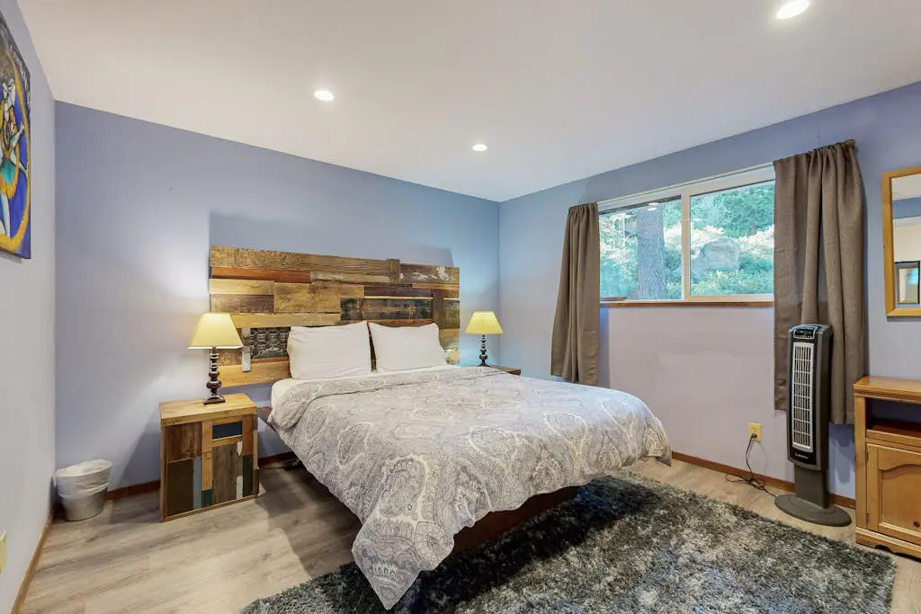 All-season cabin with wraparound deck - quick walk to the beach