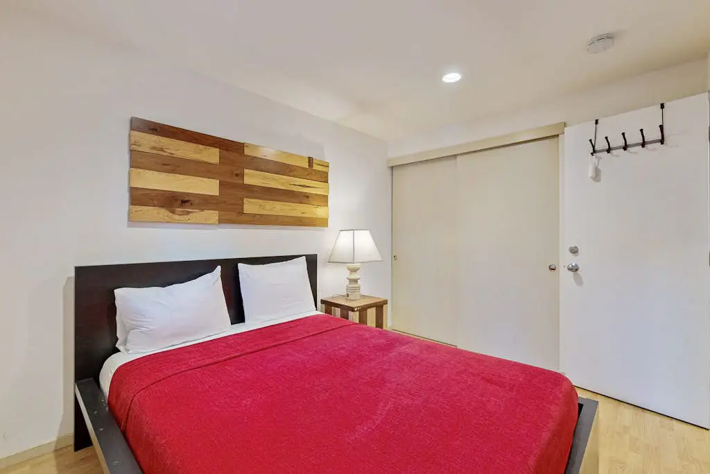All-season cabin with wraparound deck - quick walk to the beach