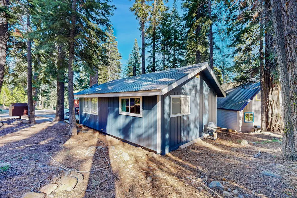 All-season cabin with wraparound deck - quick walk to the beach