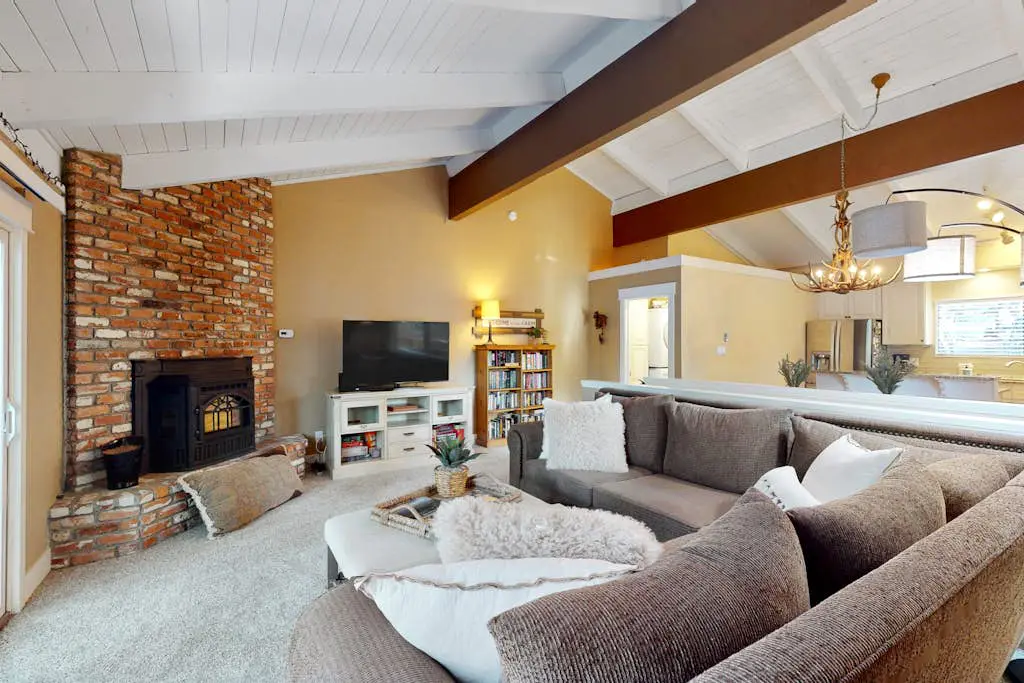 Charming condo with high-speed WiFi, pellet stove, pool, & games