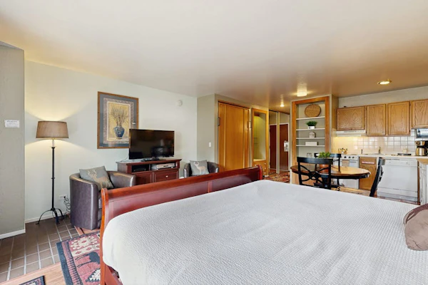 First-Floor Studio w/Free WiFi, Shared Heated Pool, Seasonal Pool, Private Beach