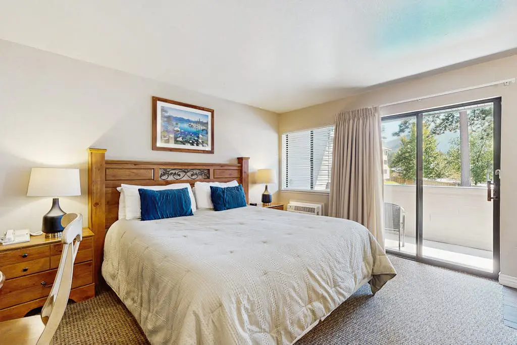 Lakeland Village Lodge Lounging #130