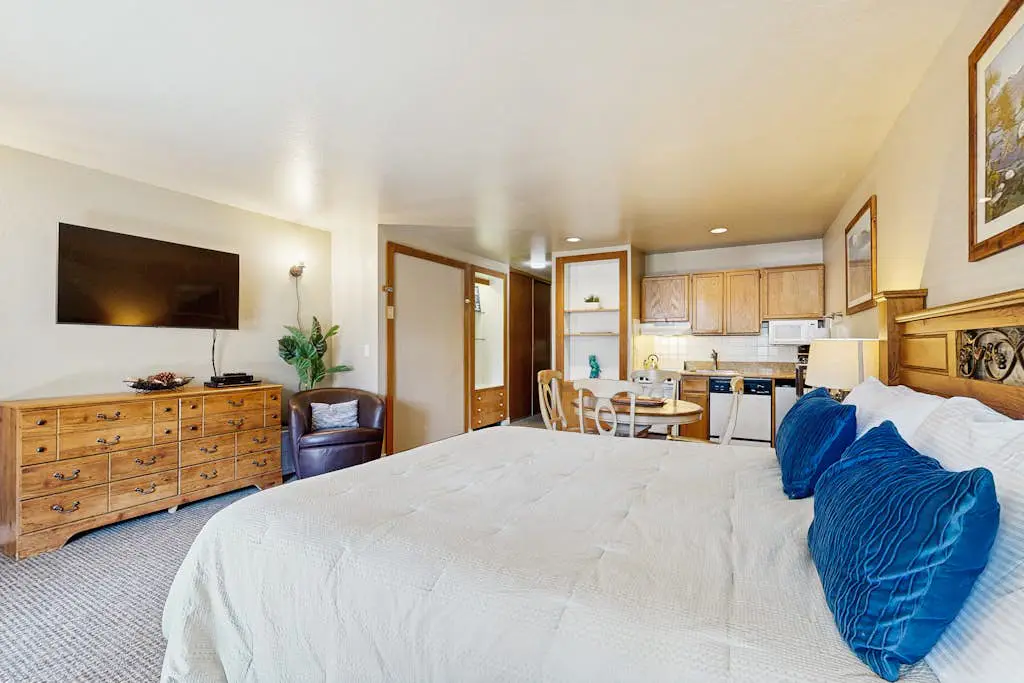 Lakeland Village Lodge Lounging #130