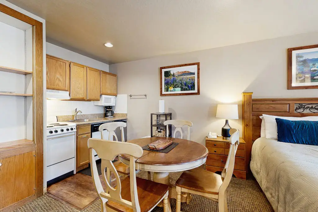 Lakeland Village Lodge Lounging #130