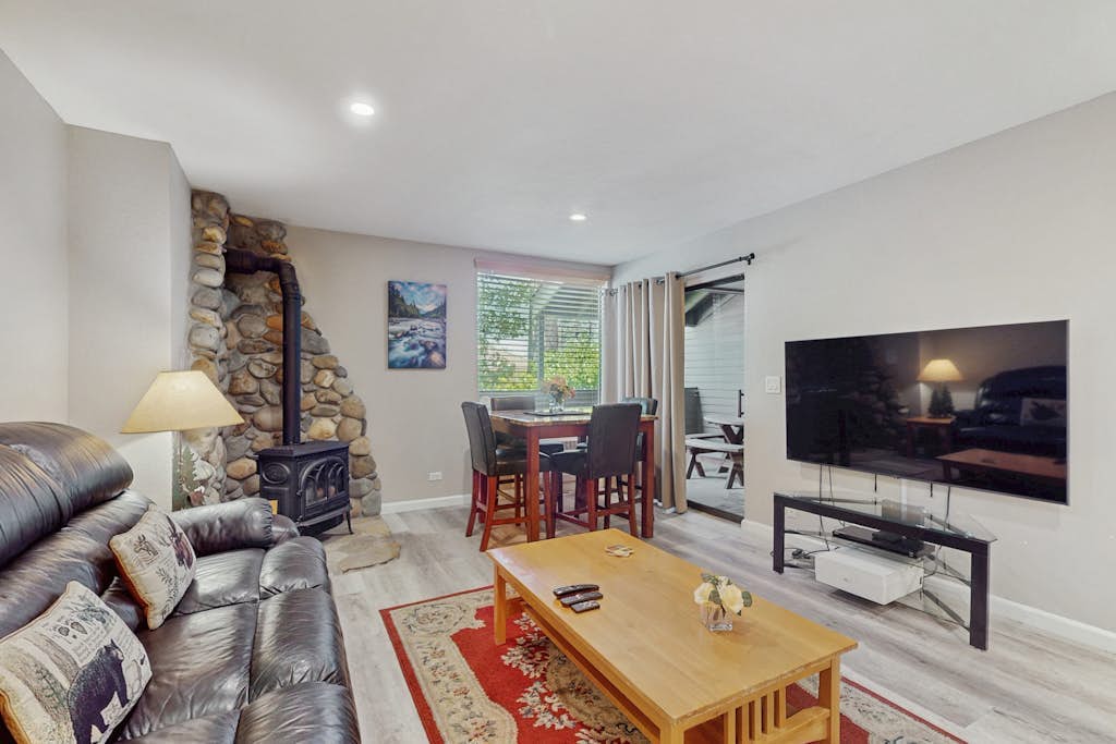 Woodsy condo near skiing with beach access, pool, hot tub, & WiFi