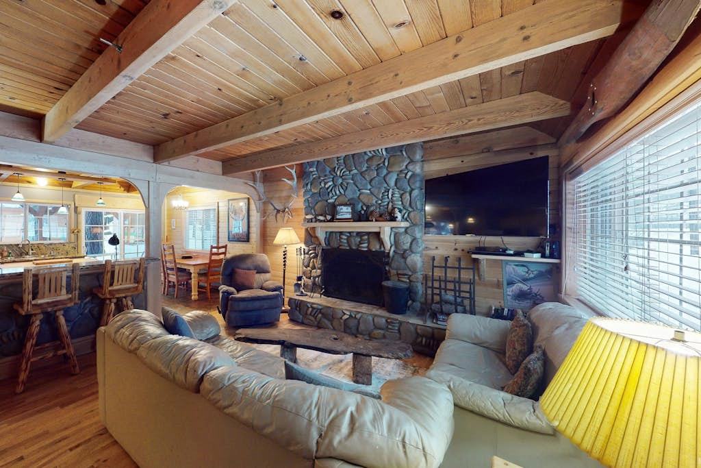 Inviting home with pool table - near Heavenly & beaches