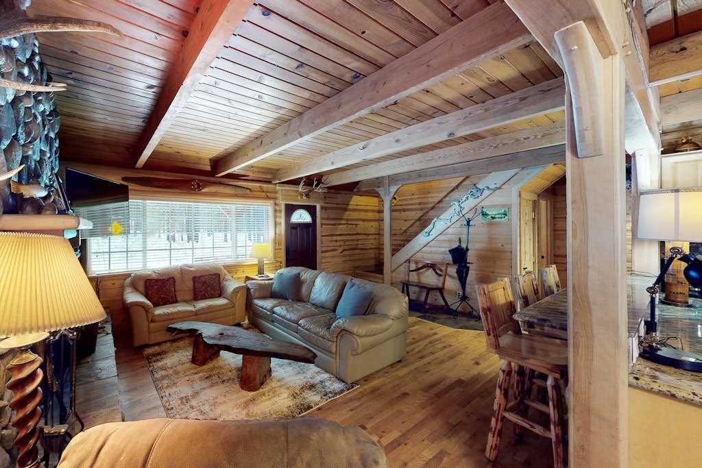 Inviting home with pool table - near Heavenly & beaches