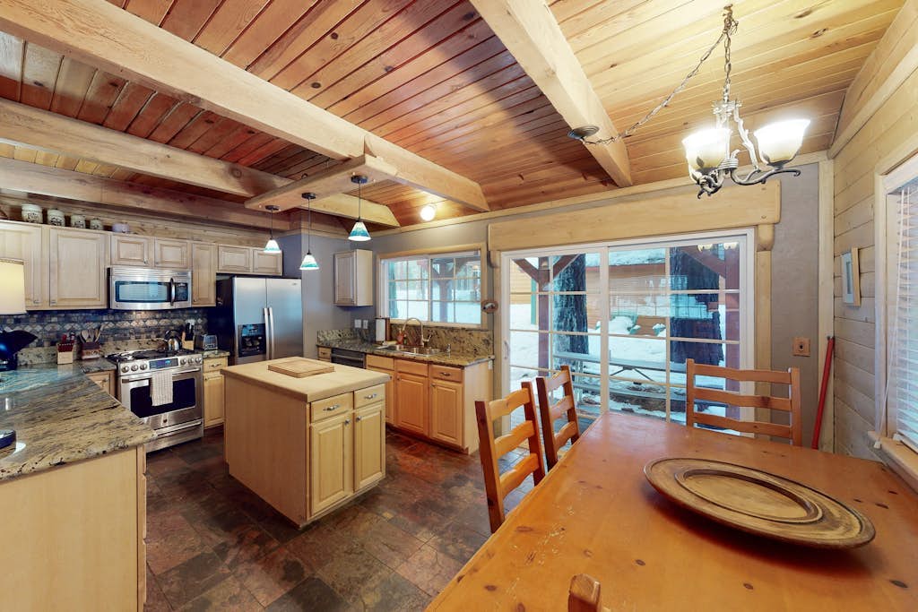 Inviting home with pool table - near Heavenly & beaches