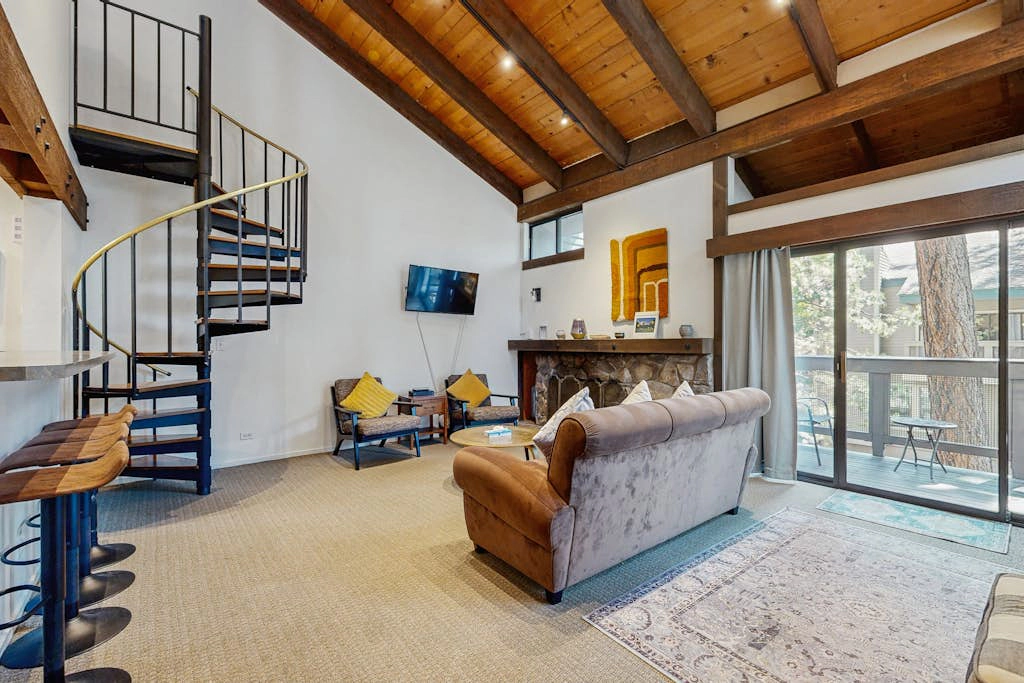 Charming condo near the lake with pool, hot tub & washer/dryer