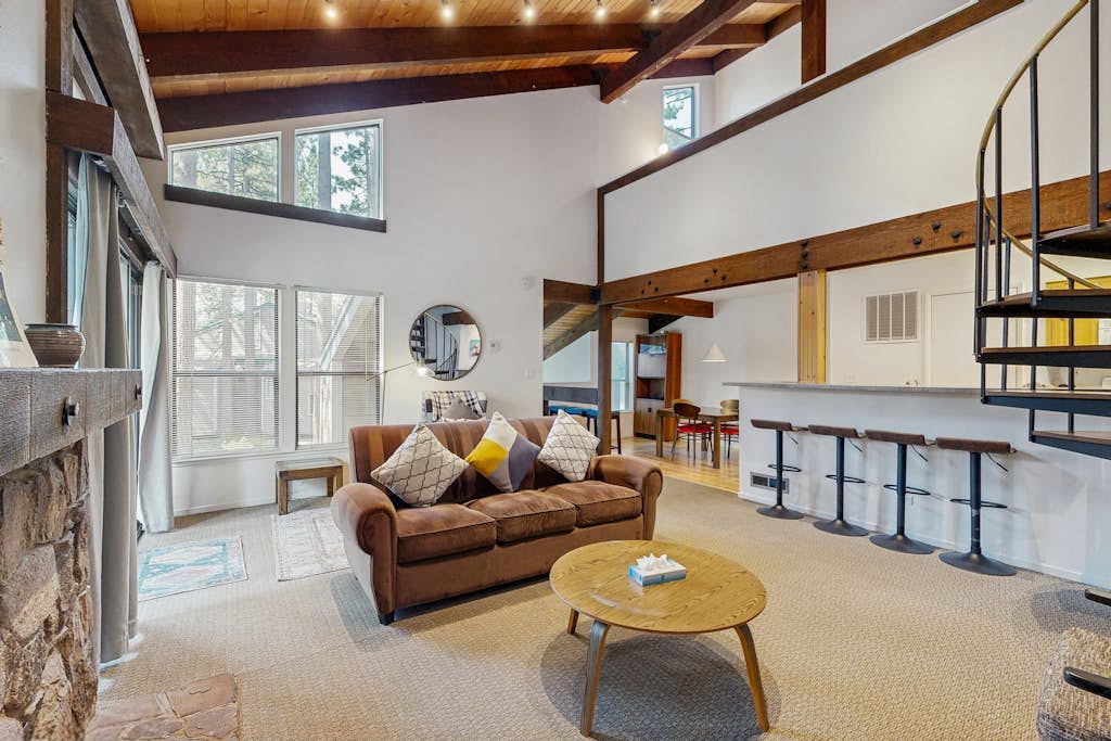 Charming condo near the lake with pool, hot tub & washer/dryer