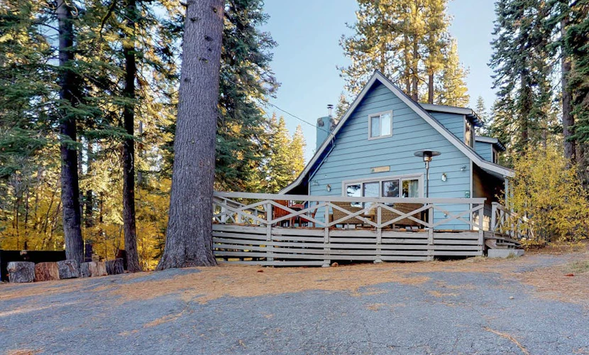 Lakeview Home with Spacious Deck, WiFi, Washer/Dryer
